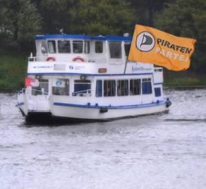 Die Schwalbe II mit einer Piratenflagge (Fotomontage)