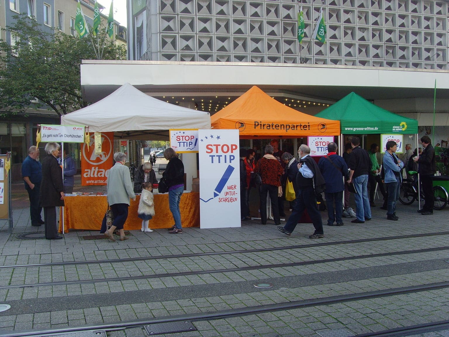 Foto von der StopTTIP-Unterschriftensammlung, 11.10.2014 in Witten
