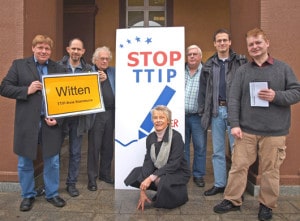Gruppenfoto mit Stop-TTIP Aufsteller vor dem Wittener Rathaus.