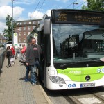 Stefan Borggraefe steigt in Bus am Marienhospital