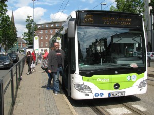 Stefan Borggraefe steigt in Bus am Marienhospital