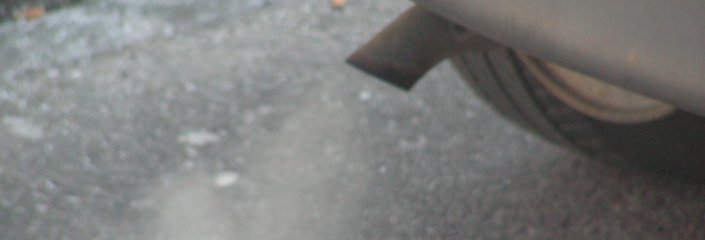 Auspuff eines Autos, aus dem Abgase austreten