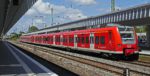 S-Bahn an einem Bahnhof