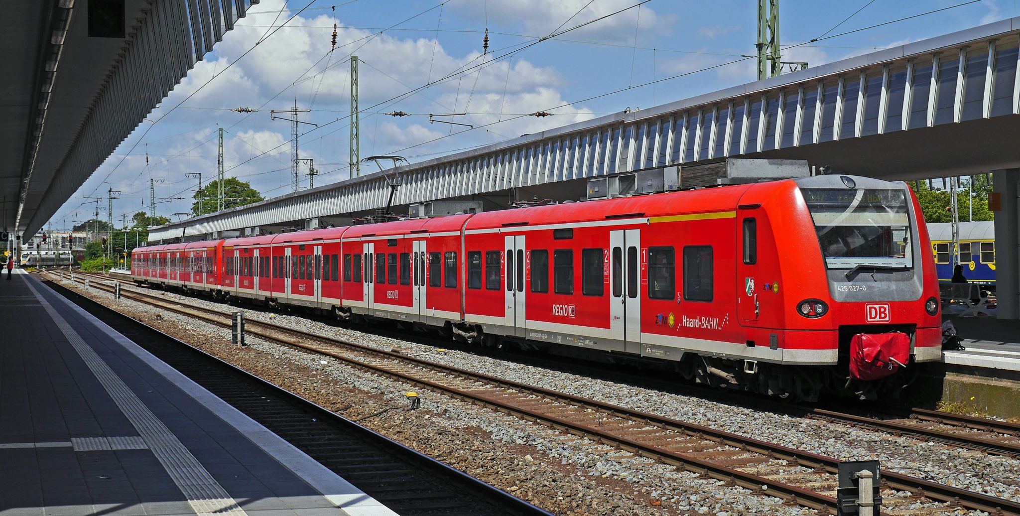 S-Bahn an einem Bahnhof
