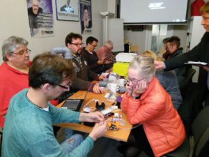 Gemeinschaftlicher Zusammenbau der von der Piratenfraktion im vergangenen Jahr verlosten Feinstaubsensoren.