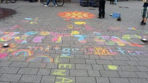 Straßenmalerei in Witten: „Witten mitgestalten“ in bunter Schrift