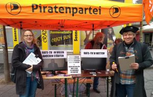 Fraktionsgeschäftsführerin Maria Bach und Fraktionsvorsitzender Roland Löpke bei einem Infostand der Piratenfraktion Witten zum Thema Rats-TV am 10. November auf dem Platz vor der Stadtgalerie in Witten