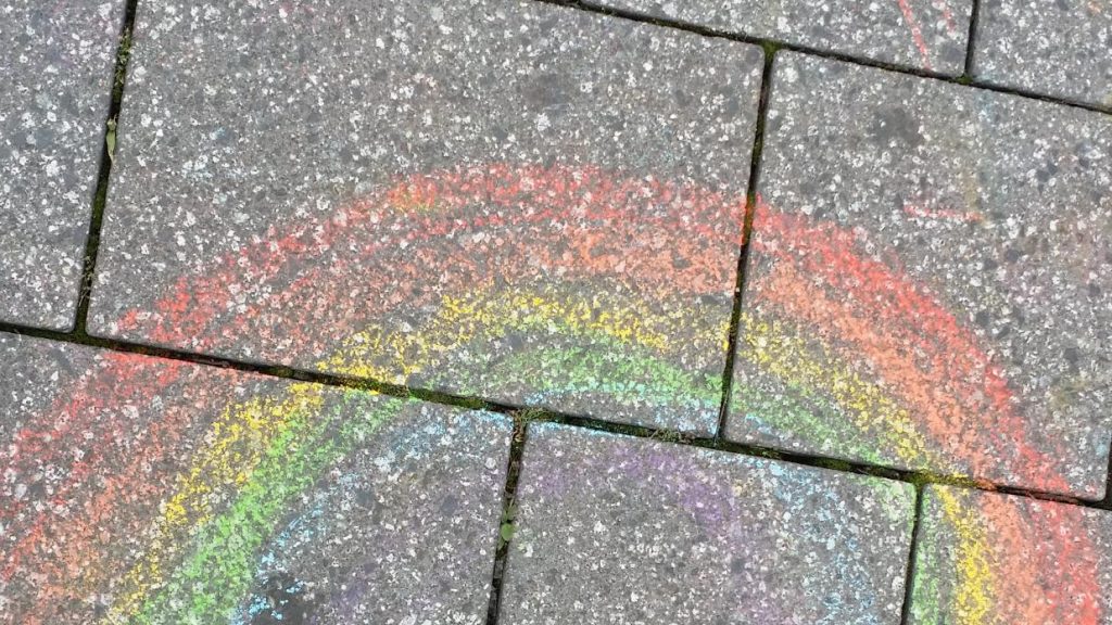Straßenmalerei mit einem Regenbogen und dem Wittener Rathaus