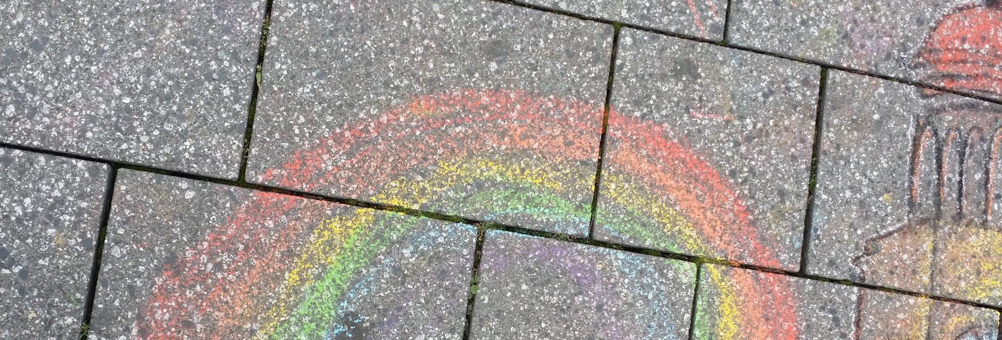 Straßenmalerei mit einem Regenbogen und dem Wittener Rathaus