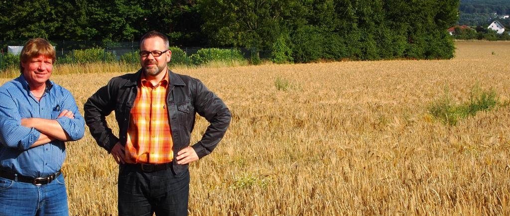 Roland Löpke und Stefan Borggraefe auf der Fläche in Stockum, die in ein Gewerbe- und Industriegebiet umgewandelt werden soll