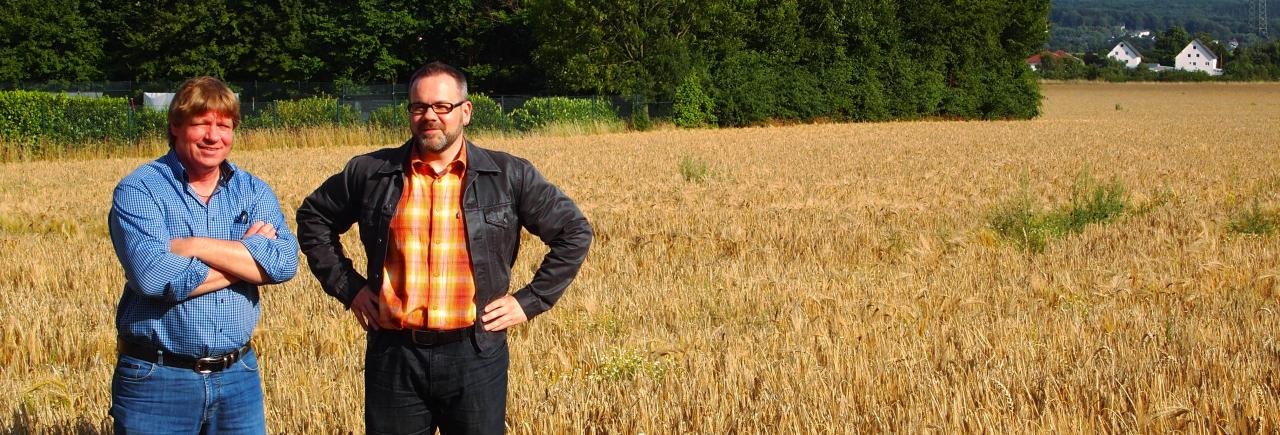 Roland Löpke und Stefan Borggraefe auf der Fläche in Stockum, die in ein Gewerbe- und Industriegebiet umgewandelt werden soll