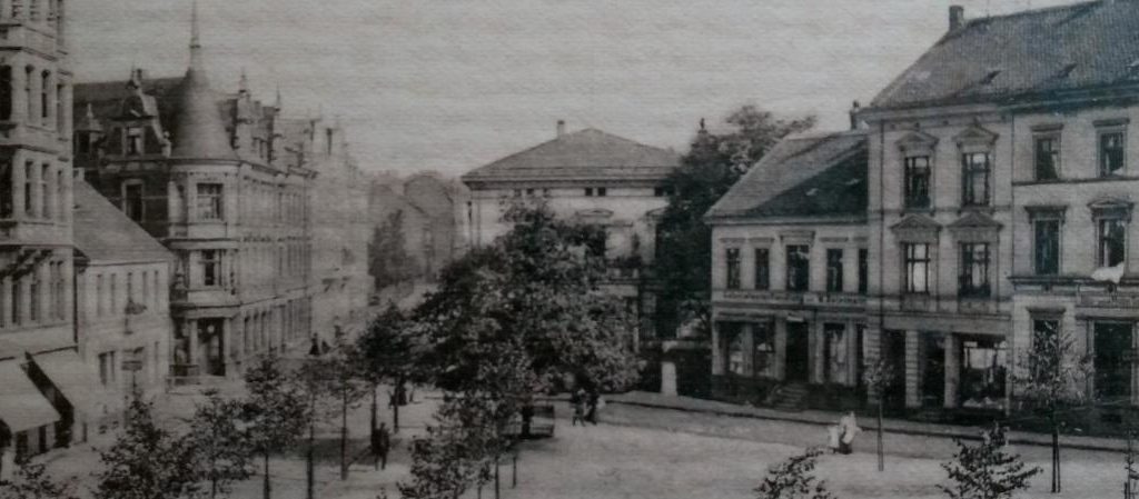 Historisches Foto des Ossietzkyplatzes mit der jungen Friedenseiche