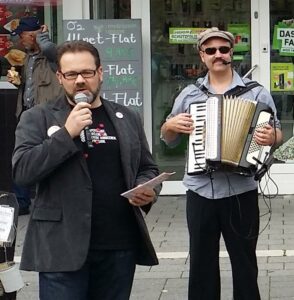 Stefan Borggraefe mit Straßenmusiker der Band Musik for the Kitchen