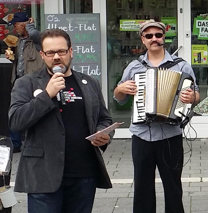 Stefan Borggraefe mit Straßenmusiker der Band Music for the Kitchen