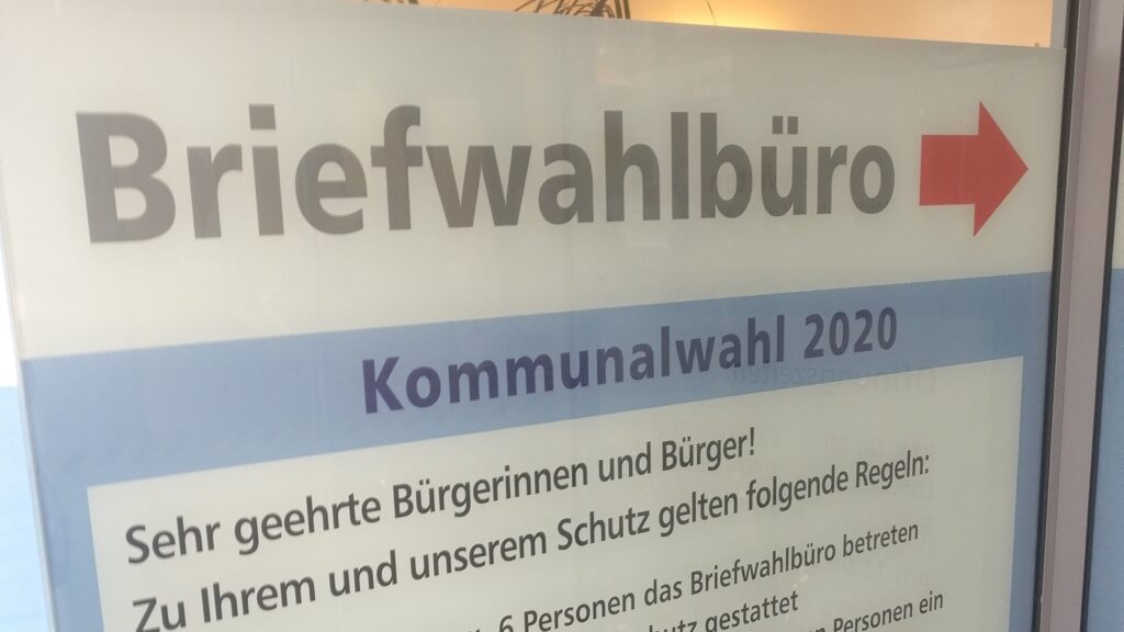 Beschriftung „Briefwahlbüro“ am Eingang der Bahnhofstr. 30