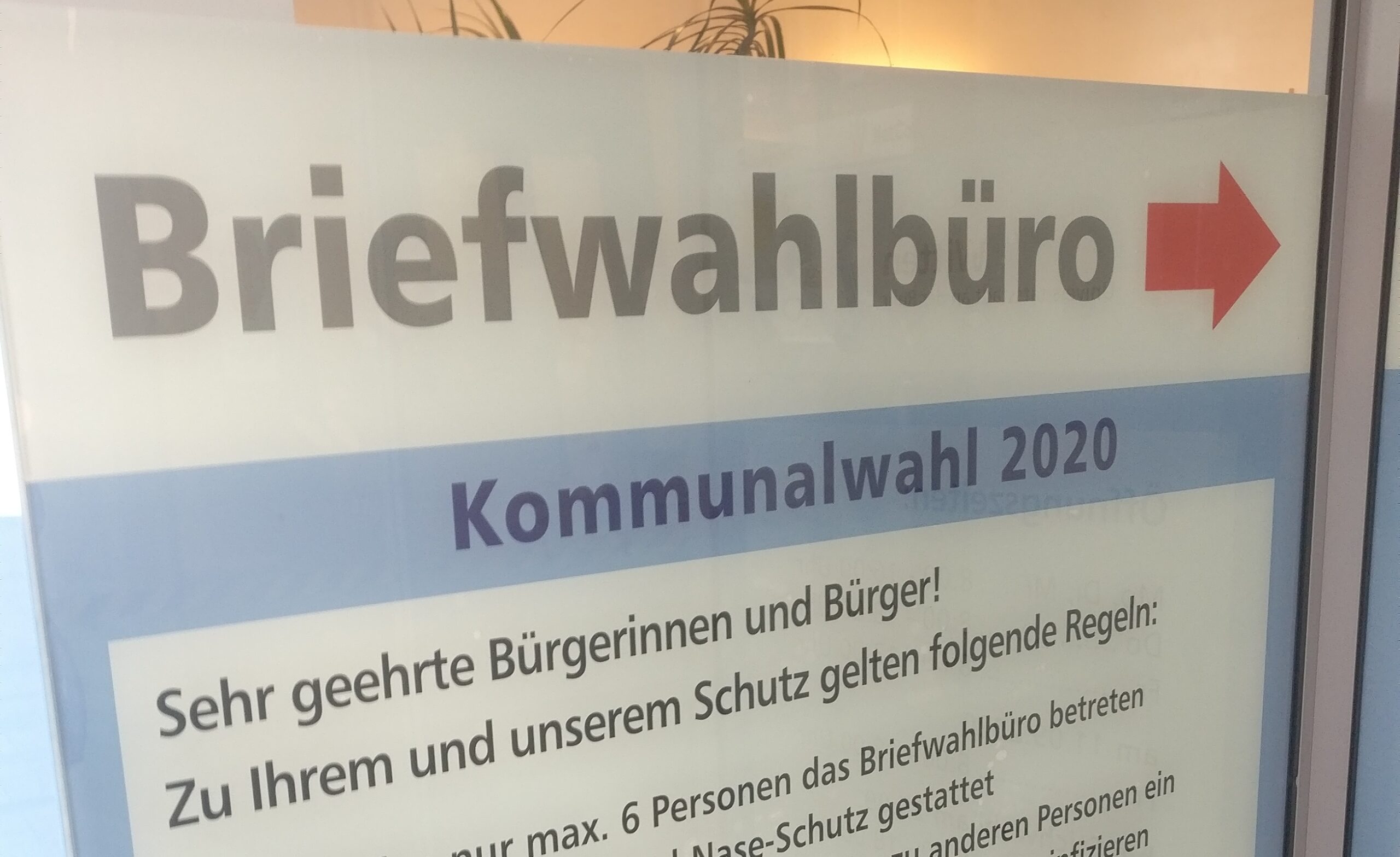Beschriftung „Briefwahlbüro“ am Eingang der Bahnhofstr. 30