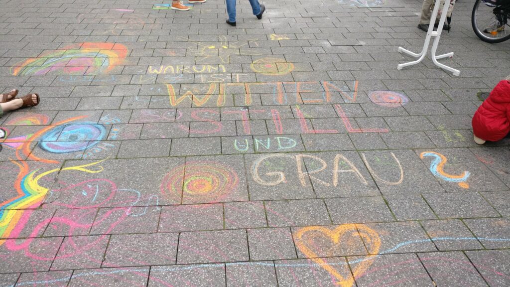 Straßenmalerei mit Spruch „Warum ist Witten so still und grau?“