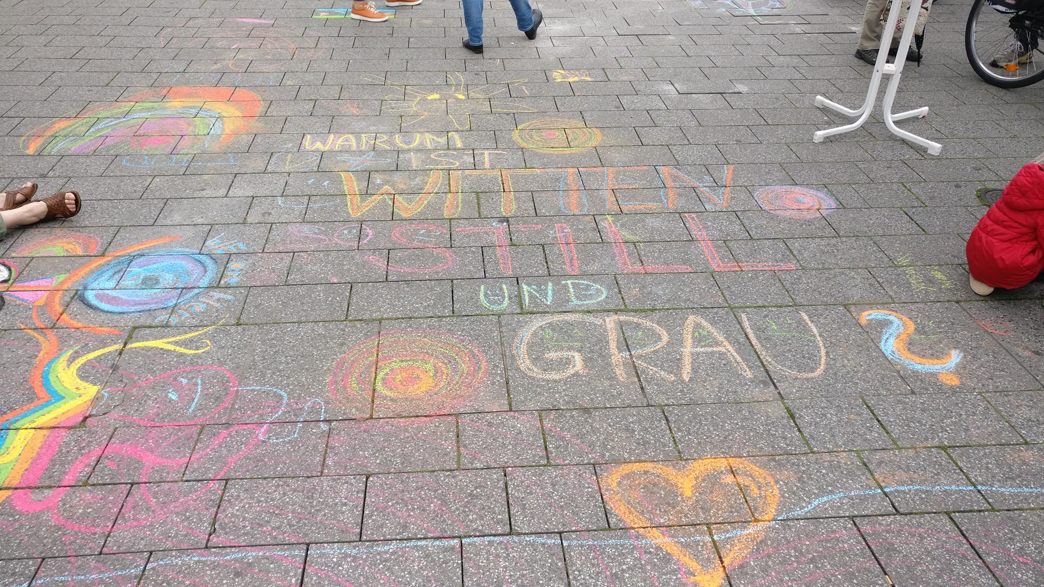 Straßenmalerei mit Spruch „Warum ist Witten so still und grau?“