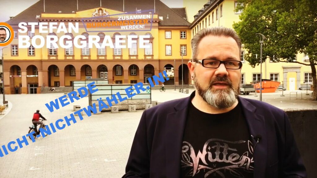 Standbild aus dem Video: Stefan Borggraefe, im Hintergrund das Wittener Rathaus