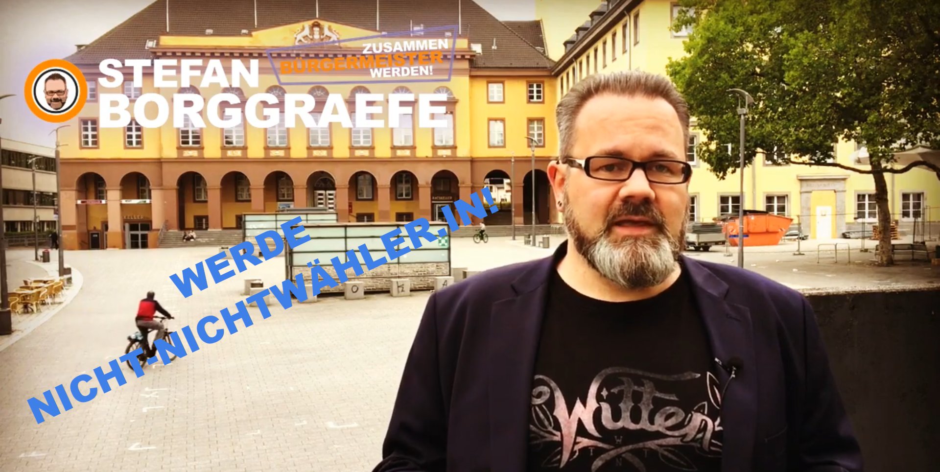 Standbild aus dem Video: Stefan Borggraefe, im Hintergrund das Wittener Rathaus