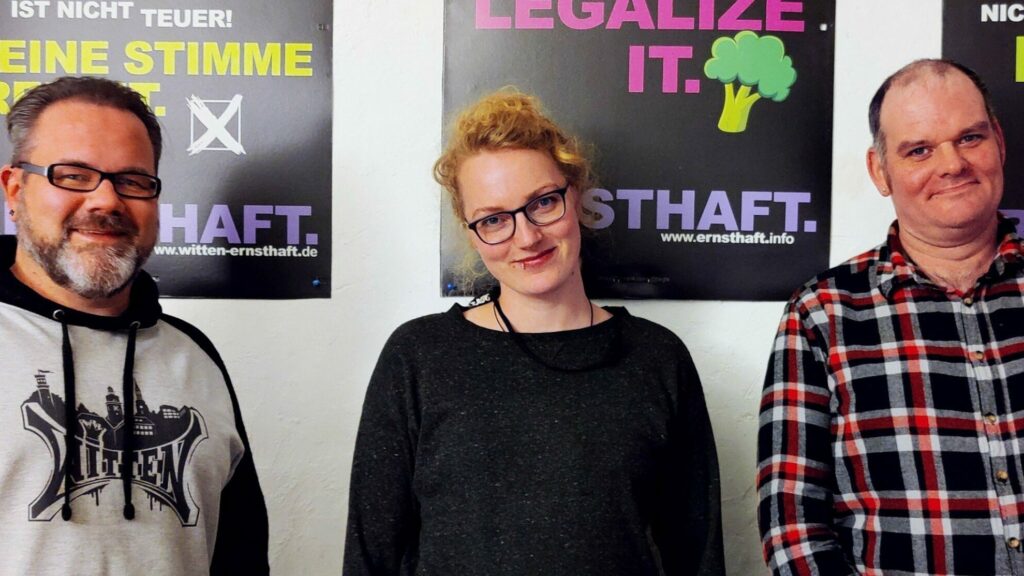 Foto von den drei Ratsmitgliedern der neuen Fraktion: Stefan Borggraefe, Elaine Bach und Patrick Bodden