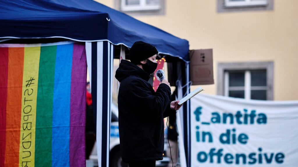 Agnieszka hält ihren Redebeitrag bei der Solidaritätskundgebung zum Frauenstreik in Polen