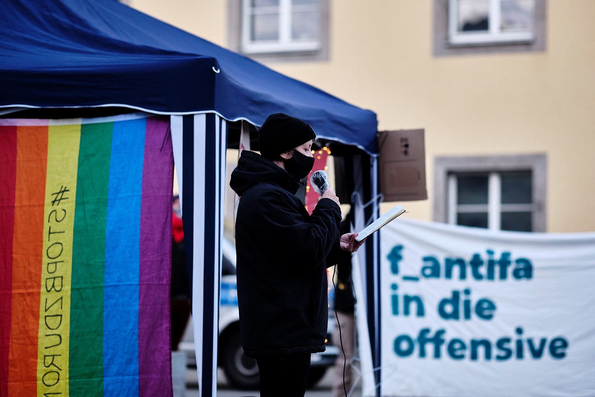 Agnieszka hält ihren Redebeitrag bei der Solidaritätskundgebung zum Frauenstreik in Polen