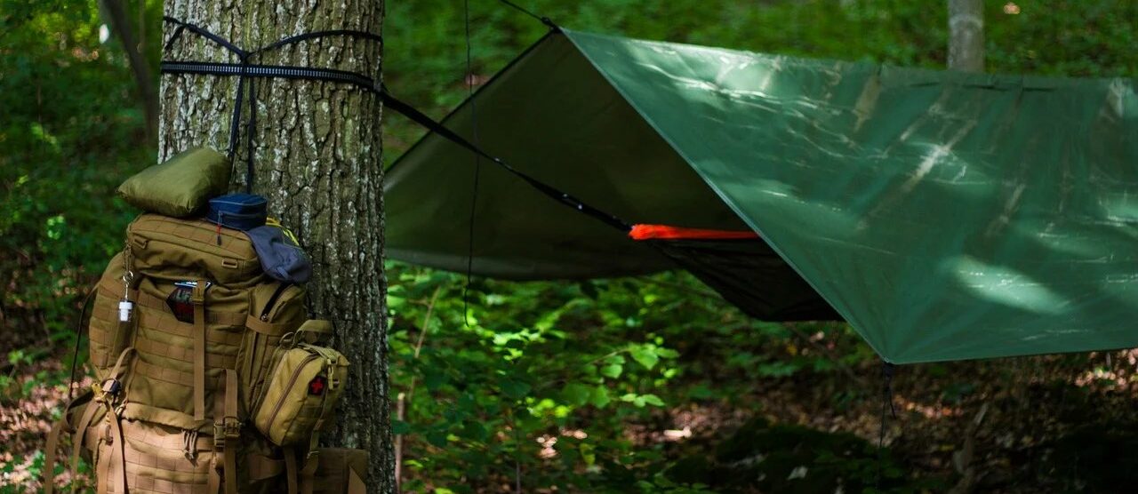 Rucksack und Regenschutz in einem Wald