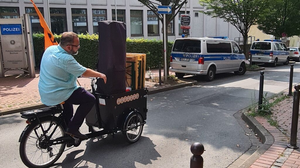 Stefan Borggraefe fährt mit vollgepackten Lastenrad die Casinostraße hinab
