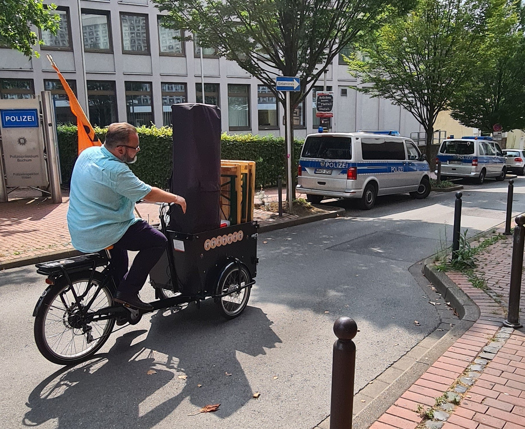 Stefan Borggraefe fährt mit vollgepackten Lastenrad die Casinostraße hinab