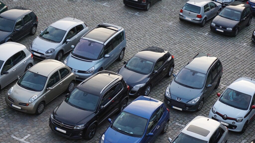 Foto von einem mit Pkw vollgeparkten Parkplatz
