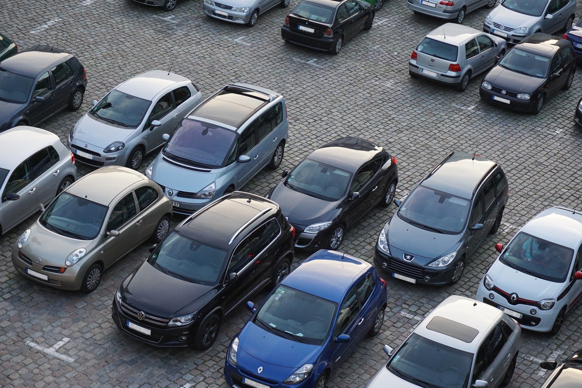 Foto von einem mit Pkw vollgeparkten Parkplatz